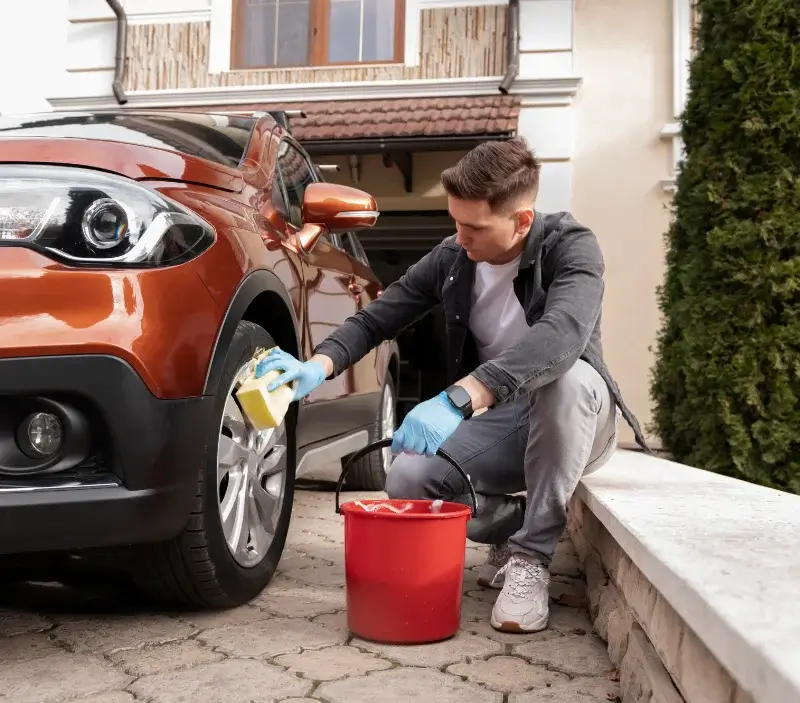 Lavage auto à domicile Chenecey-Buillon : professionnel intervenant sur un véhicule